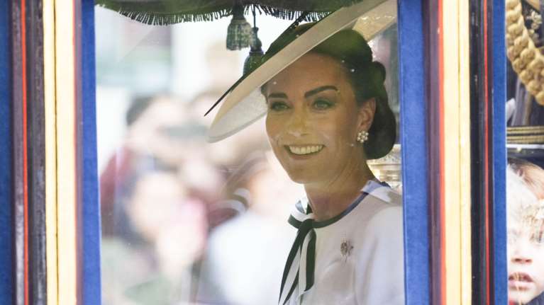 Κέιτ Μίντλετον: Εκθαμβωτική με μεταποιημένο φόρεμα στην νέα της εμφάνιση - Πώς ήταν πέρυσι με το ίδιο φόρεμα