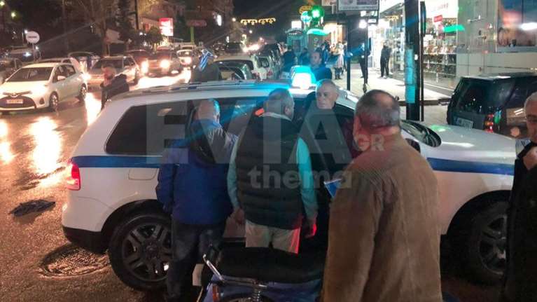 Χαλκίδα: Άγριος τσακωμός δύο νεαρών στη μέση του δρόμου -  Πλήρωσαν τη &quot;νύφη&quot; οι... αστυνομικοί  [εικόνες - βίντεο]