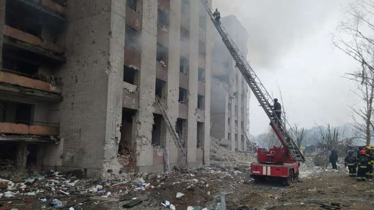 Πόλεμος στην Ουκρανία: Συντρίμμια πυραύλου που καταρρίφθηκε έπεσαν σε πολυκατοικία στο Κίεβο - Τουλάχιστον ένας νεκρός