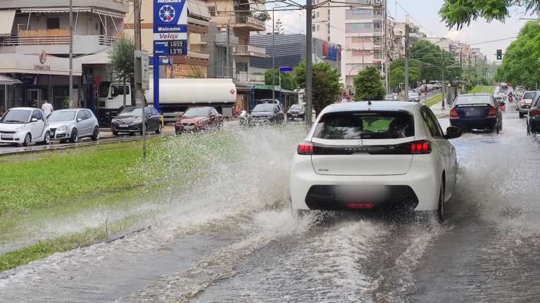 Καιρός: Βροχές και καταιγίδες σήμερα, πέφτει η θερμοκρασία – Πότε επιστρέφει ξανά το καλοκαίρι