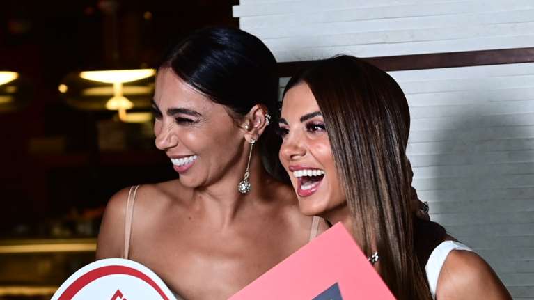 Στην Πάρο Τσιμτσιλή – Χοψονίδου: Το δείπνο με σαμπάνιες για τη νίκη της Εθνικής και το Dolce &amp; Gabbana cropped tοp της Τσιμτσιλή