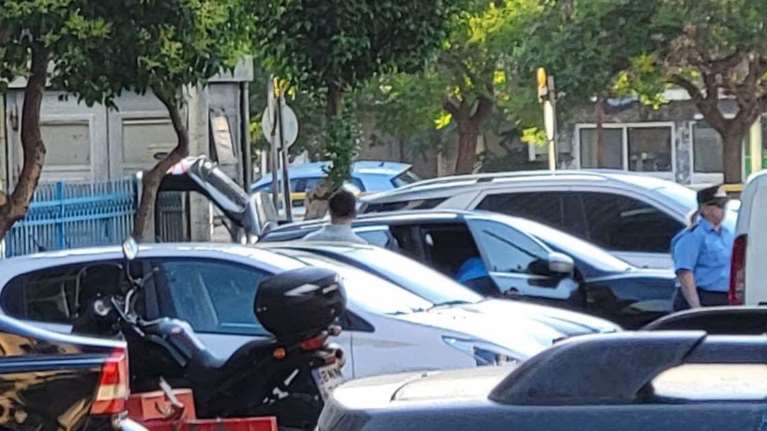 Συναγερμός στον Νέο Κόσμο: Εντοπίστηκε αυτοκίνητο με βαρύ οπλισμό - Καλάσνικοφ, αλεξίσφαιρα και πιστόλια