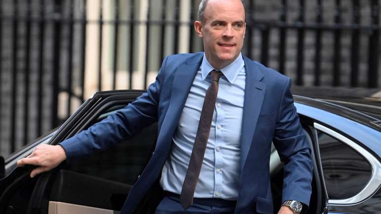 Παραιτήθηκε ο αντιπρόεδρος της βρετανικής κυβέρνησης Ντόμινικ Ράαμπ - Σοβαρές κατηγορίες για μπούλινγκ: &quot;Τους έκανε να κλαίνε&quot;