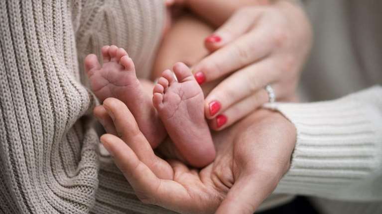 Κύκλωμα εμπορίας βρεφών: 73χρονος γιατρός ο "εγκέφαλος" - "Κέρδιζαν" έως και 120.000 ευρώ για ένα παιδί