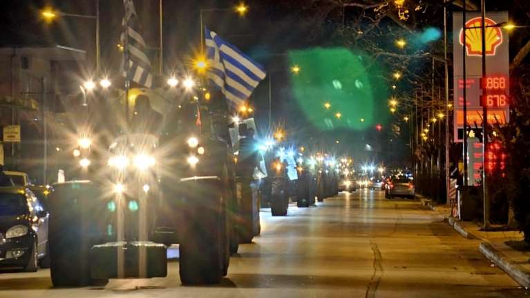 Τρίκαλα: Μπήκαν… νύχτα με τα τρακτέρ οι αγρότες - &quot;Πλημμύρισαν&quot; το κέντρο της πόλης [εικόνες - βίντεο]