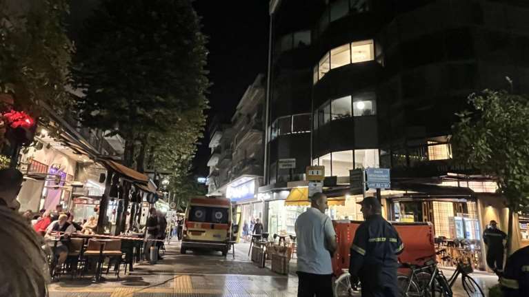 Πανικός στο κέντρο της Λάρισας: Άνδρας απειλεί να πέσει από όροφο κτηρίου – Eικόνες και βίντεο