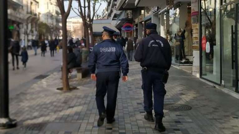 Τέλος κομπολόγια, μουστάκια, ξεκούμπωτα πουκάμισα, μακιγιάζ και παιχνίδια στα κινητά για τους αστυνομικούς