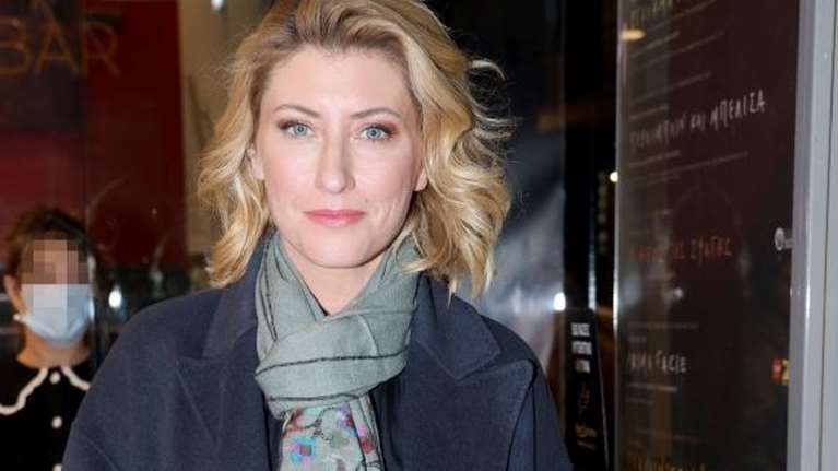 Σία Κοσιώνη &amp; Kώστας Μπακογιάννης: Χαμογελαστοί σε γιορτινή εκδήλωση - Super chic στα καφέ η δημοσιογράφος