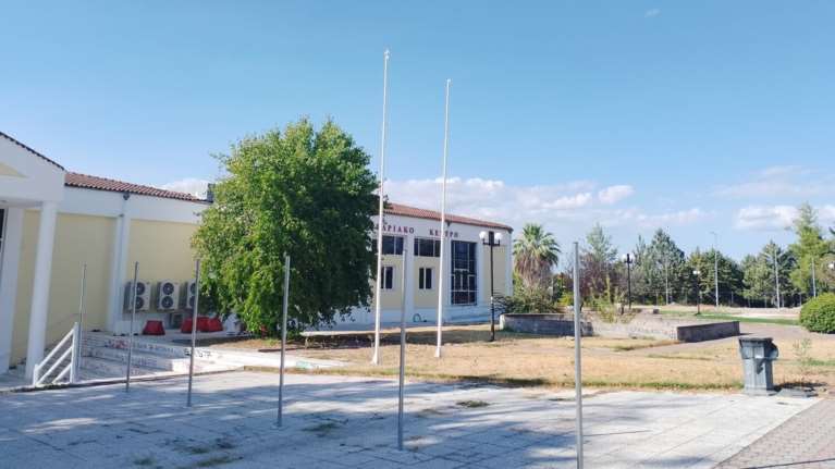 Τραγωδία στα Τέμπη: Με συρματόπλεγμα η διαμόρφωση του χώρου για τη μεγάλη δίκη [εικόνες]