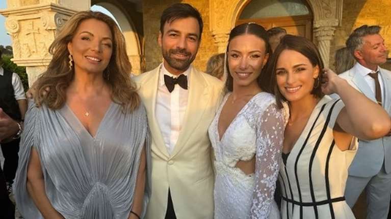 Άντζελα Γκερέκου: Πανέμορφη και πιο ξανθιά από ποτέ στον γάμο του Ανδρέα Γεωργίου - Το ασημί αρχαιοελληνικό φόρεμα με τις πτυχώσεις