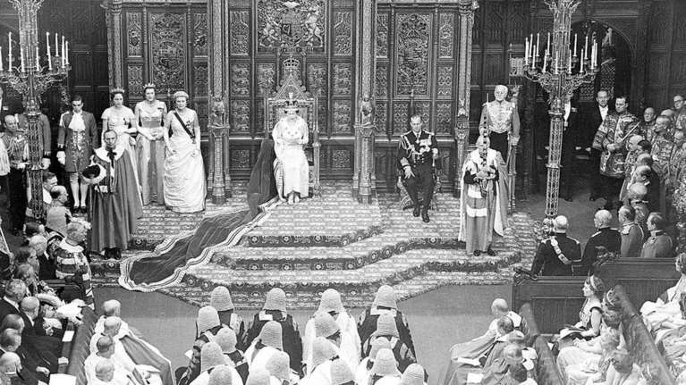 69 χρόνια Βασίλισσα Ελισάβετ: Σαν σήμερα μια 26χρονη αναλαμβάνει τον θρόνο της Αγγλίας