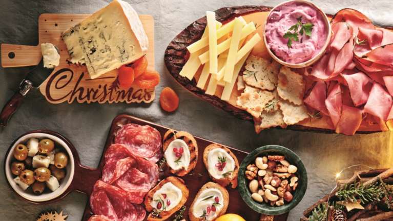 Τα πλατό τυριών, τα αλλαντικά και τα κρασιά που θα συνοδεύσουν άψογα το πρωτοχρονιάτικο γεύμα μας