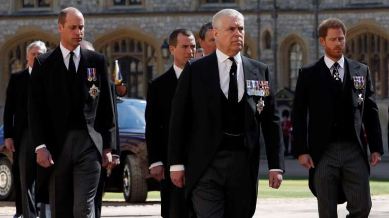 Συντετριμμένοι ο πρίγκιπας Γουίλιαμ και o πρίγκιπας Χάρι πίσω από το φέρετρο του παππού τους