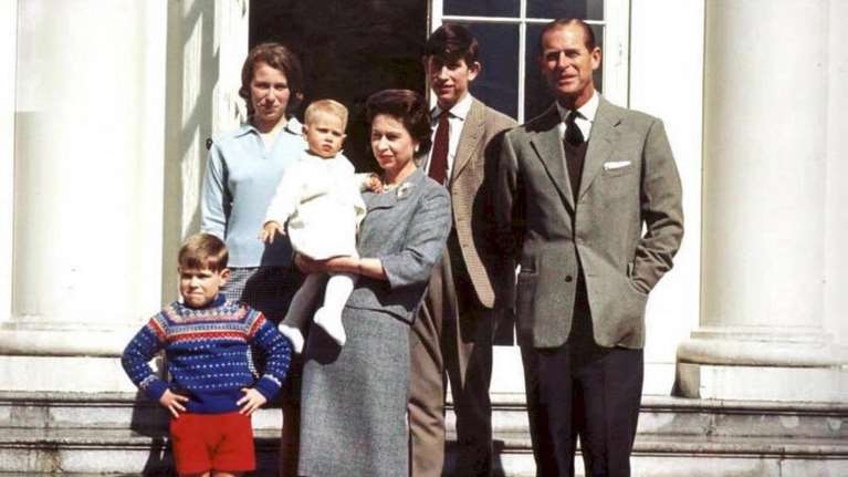 Βασιλική οικογένεια: Tι δείχνει το απαγορευμένο ντοκιμαντέρ του 1969 που "έκοψε" η βασίλισσα Ελισάβετ