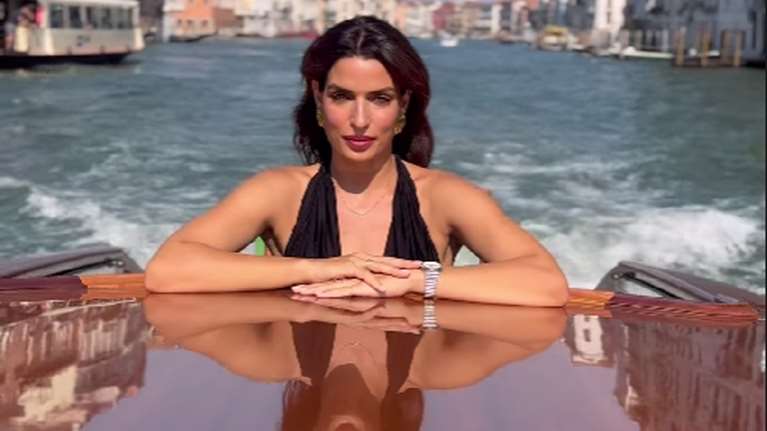 Τόνια Σωτηροπούλου: Με αέρα σταρ στη Βενετία με κοσμήματα Anastasia Kessaris και μαύρο σικάτο φόρεμα Tom Ford