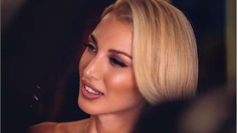 Κωνσταντίνα Σπυροπούλου: Με σούπερ μίνι φόρεμα με cut outs και παγιέτες στο πάρτι της συζύγου του Mr. Nammos στις Κάννες