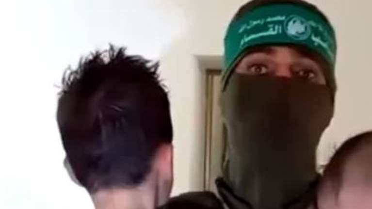 Η Χαμάς έδωσε στη δημοσιότητα προπαγανδιστικό βίντεο - Ένοπλοι τρομοκράτες &quot;νταντεύουν&quot; παιδιά ομήρους από το Ισραήλ