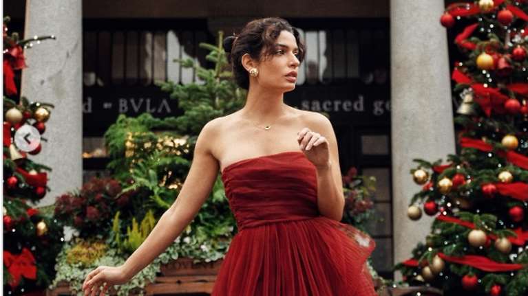 Τόνια Σωτηροπούλου: Σαν δυναμική πριγκίπισσα στο Λονδίνο με τούλινο φόρεμα H&amp;M