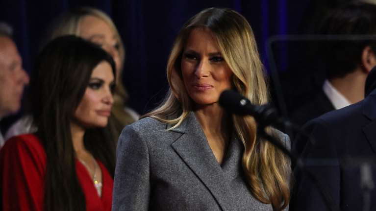 Επιστρέφει στον Λευκό Οίκο η Μελάνια Τραμπ: Η πρώτη εμφάνιση με γκρι μεσάτο ταγιέρ και τα ψηλοτάκουνα που λατρεύει
