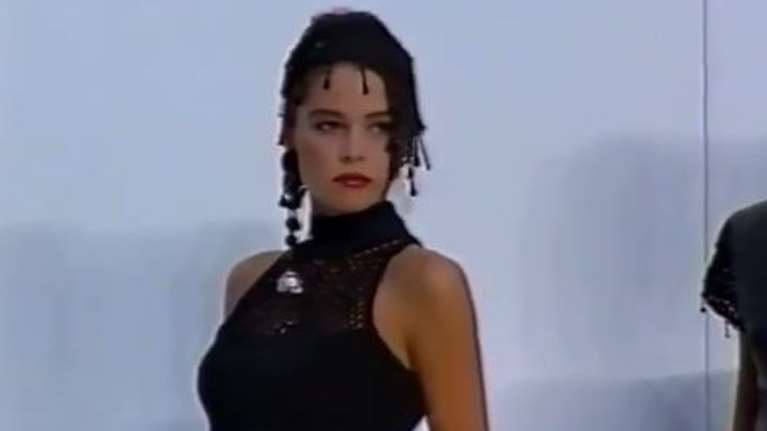 Τζένη Μπαλατσινού: 23 ετών, περπατά στην εβδομάδα μόδας του Ντίσελντορφ