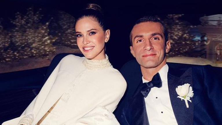 Ιδού η Βικτώρια Νιάρχου: Η κόρη του Σταύρου Νιάρχου και της Ντάσα Ζούκοβα ποζάρει με φλοράλ φόρεμα σε λιβάδια με λεβάντες