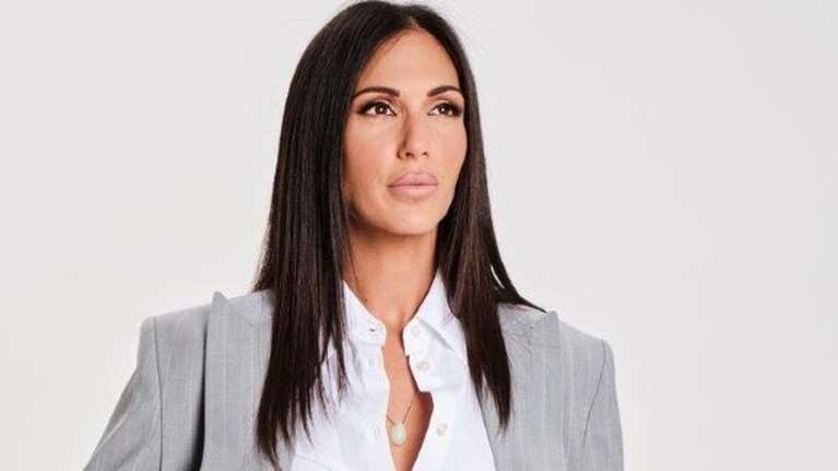 Ανθή Βούλγαρη: Στην πισίνα του ξενοδοχείου της στην Κύθνο με μαύρο αποκαλυπτικό μαγιό μαζί με τον σύζυγό της