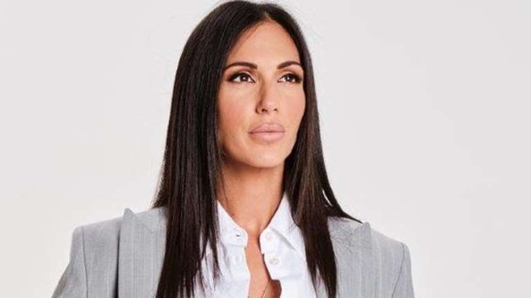 Ανθή Βούλγαρη: Χωρίς ίχνος μακιγιάζ στην Αθήνα με τον σύζυγό της - Το ρομαντικό τοπ που συνδύασε με σνίκερς