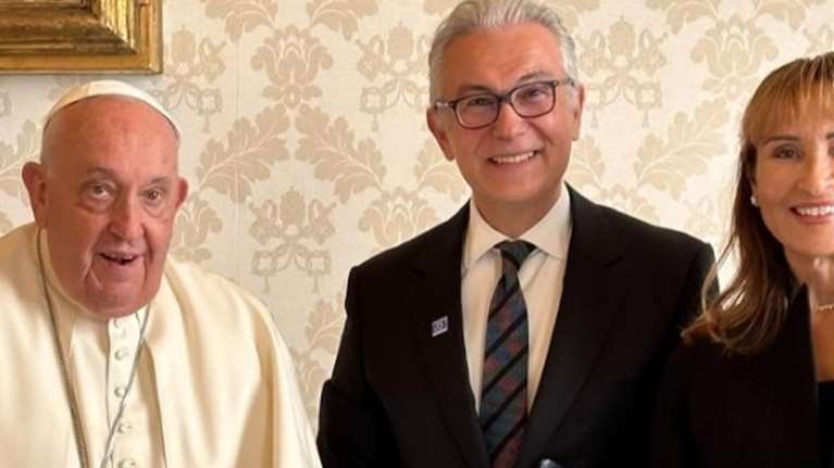 Θοδωρής Ρουσόπουλος - Μάρα Ζαχαρέα: Η συνάντηση με τον Πάπα Φραγκίσκο στο Βατικανό και το chic total black look της δημοσιογράφου