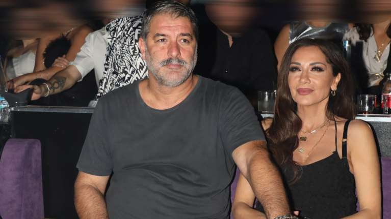 Δέσποινα Βανδή: Με τον Βασίλη Μπισμπίκη σε πλαζ στο Ρέθυμνο - Με μπαντάνα στα μαλλιά