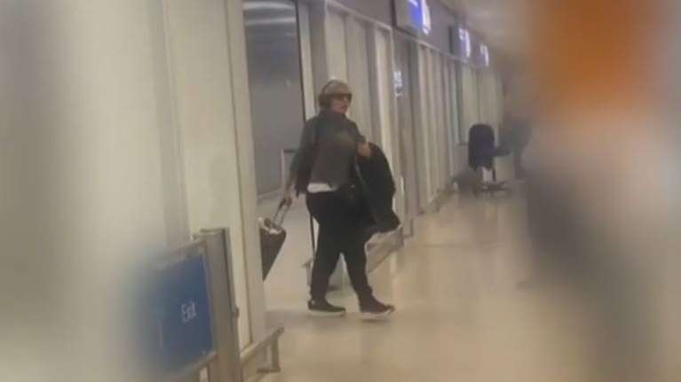 Μενεγάκη: "Δεν την περίμενε κανείς στο αεροδρόμιο, έφυγε με ταξί - Περίμενε καρτερικά στην ουρά"