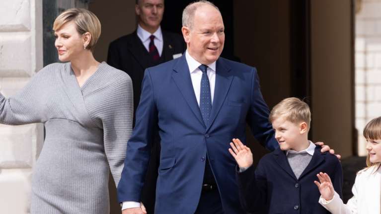 Τα γενέθλια του Αλβέρτου: Υπέρκομψη με πλεκτό φόρεμα και γκρι γόβες η Σαρλίν - Στα βήματά της η κόρη της με κρεμ look