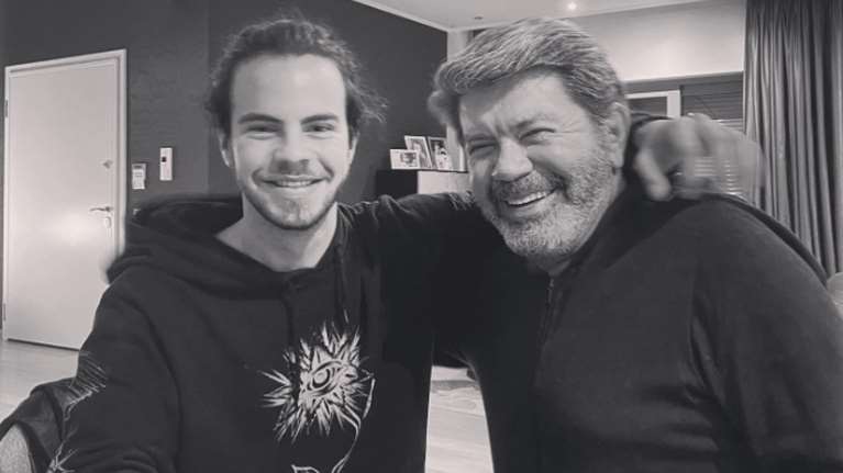 Άγγελος Λάτσιος: Με εντελώς διαφορετικό look σε βραδινή έξοδο με τον πατέρα του Γιάννη Λάτσιο - Η απίστευτη ομοιότητα