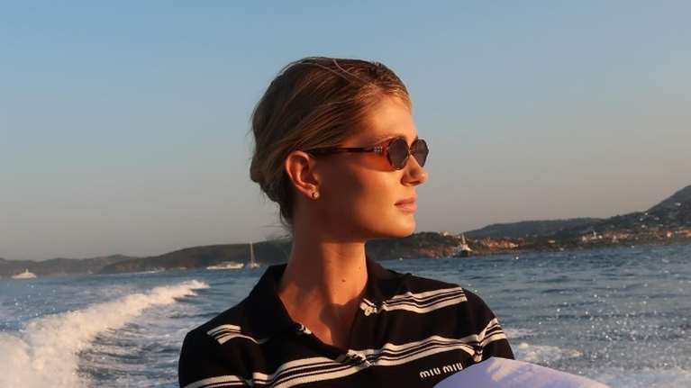 Υacht chic η Αμαλία Κωστοπούλου: Το πρωινό look με μαρινιέρα Miu Miu και το βραδινό λευκό φόρεμα με τα cut outs και τις πέρλες