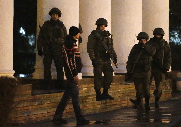 Οι Ρώσοι ελέγχουν τα αεροδρόμια της Κριμαίας