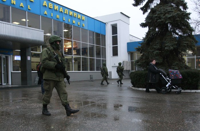 Οι Ρώσοι ελέγχουν τα αεροδρόμια της Κριμαίας - εικόνα 3