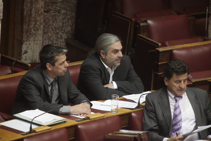 Χ.Α: Με χειροπέδες στη Βουλή - εικόνα 2