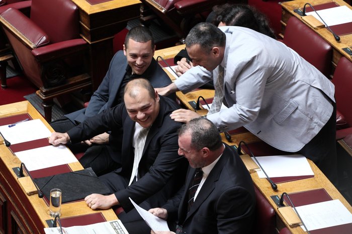 Χ.Α: Με χειροπέδες στη Βουλή - εικόνα 4