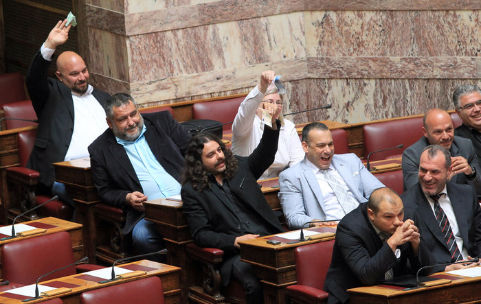 Χ.Α: Με χειροπέδες στη Βουλή - εικόνα 8