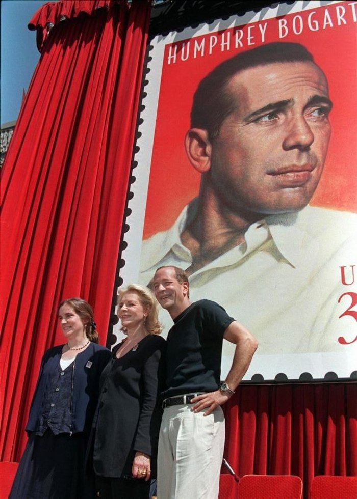 Η Λέσλι Μπόγκαρτ, η Λορίν Μπακόλ και ο Στέφεν Μπόγκαρτ με φόντο τον Χάμφρεΐ