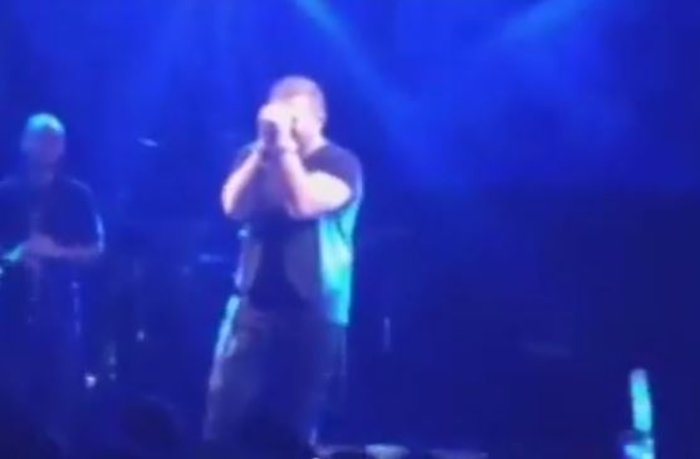 Ο Αντώνης Ρέμος ξεσπάει σε κλάματα τραγουδώντας Βαρδή [βίντεο]