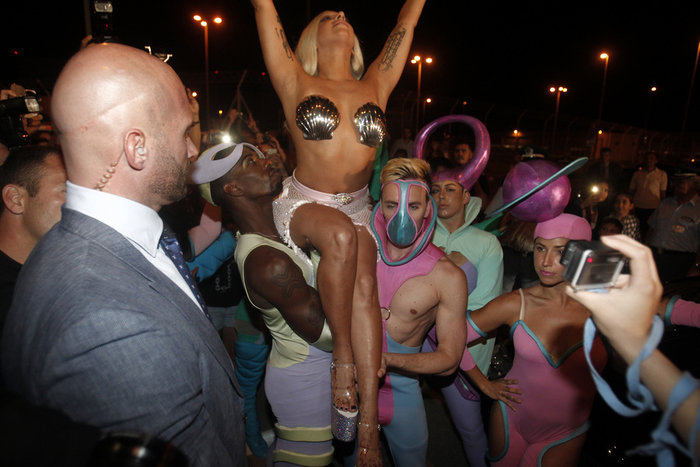 Η Lady Gaga είναι εδώ, στην Αθήνα, και ξεκίνησε τις αποκαλύψεις - εικόνα 2