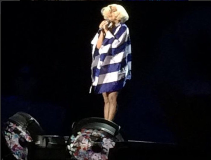 Το «υπερθέαμα» Lady Gaga επί σκηνής στο ΟΑΚΑ. Ποιος της έμαθε το... έλα ρε - εικόνα 2
