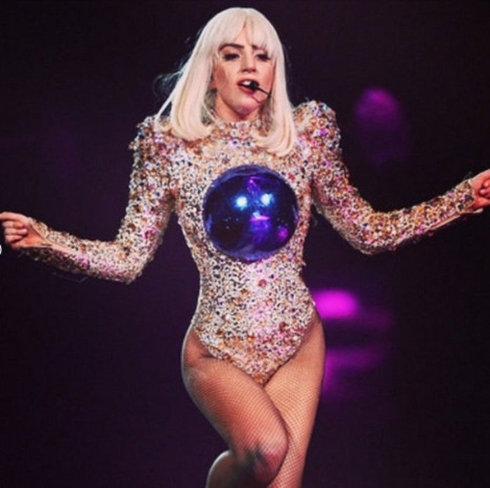 Το «υπερθέαμα» Lady Gaga επί σκηνής στο ΟΑΚΑ. Ποιος της έμαθε το... έλα ρε - εικόνα 3