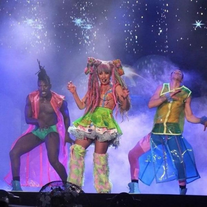 Το «υπερθέαμα» Lady Gaga επί σκηνής στο ΟΑΚΑ. Ποιος της έμαθε το... έλα ρε - εικόνα 5