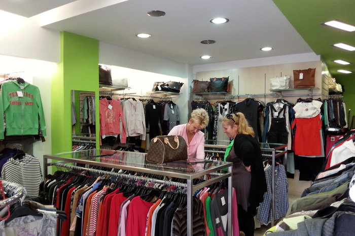 To... trend της κρίσης στην Αθήνα: Ρούχα με το κιλό