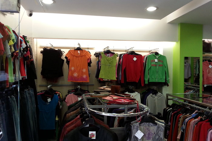 To... trend της κρίσης στην Αθήνα: Ρούχα με το κιλό - εικόνα 3