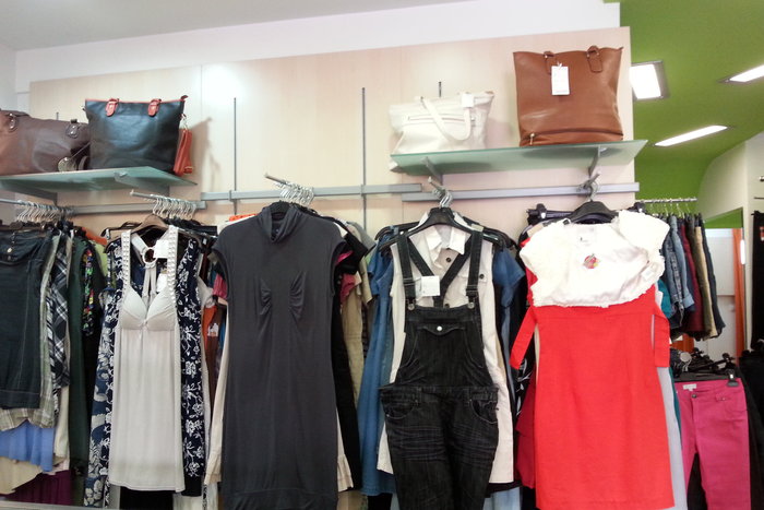 To... trend της κρίσης στην Αθήνα: Ρούχα με το κιλό - εικόνα 4