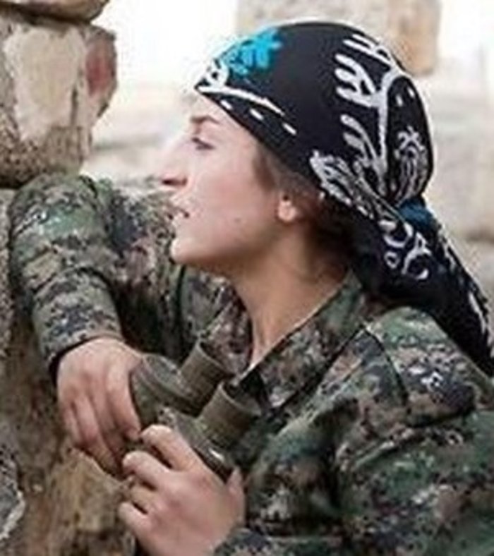 Μια γυναίκα διοικεί τις μονάδες των Κούρδων μαχητών στο Κομπάνι
