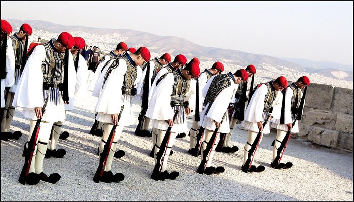 Νίκος Αλιάγας: Η Ελλάδα που αντιστέκεται...