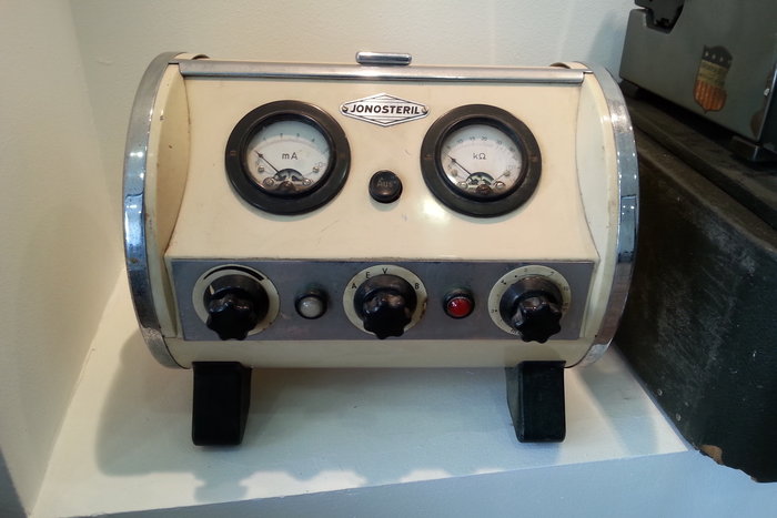 Παλιό μηχάνημα αποστείρωσης ιατρικών εργαλείων